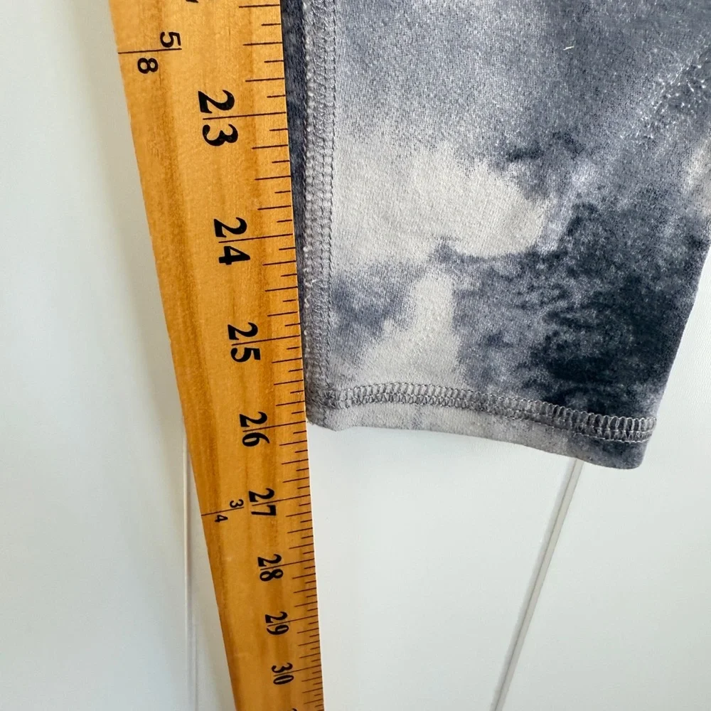 ALO Yoga stylish marble